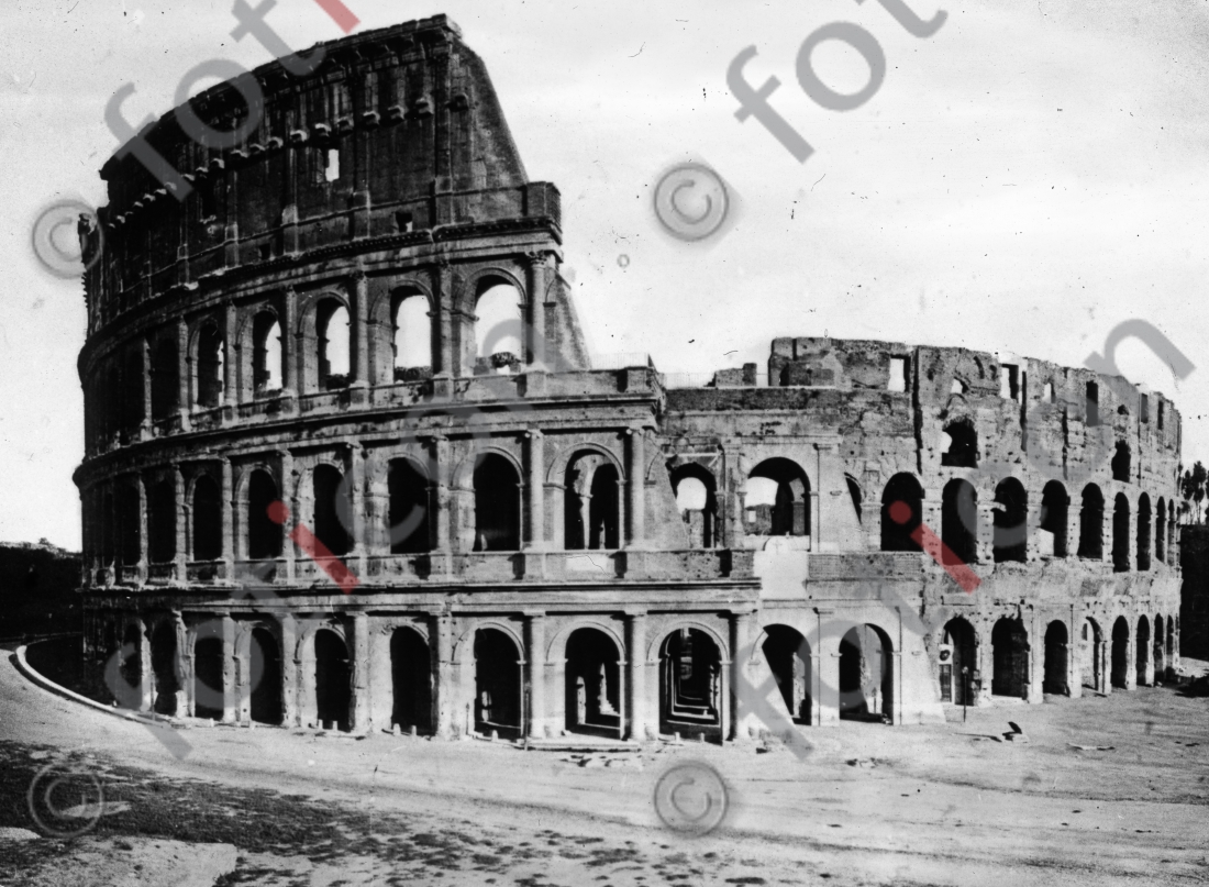 Fassade des Kolosseums | Facade of the Coliseum (foticon-simon-107-039b-sw.jpg)